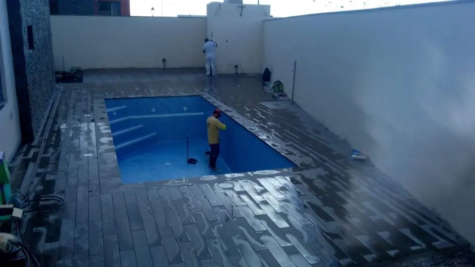 Construcción de piscina de obra durante la fase de revestimiento