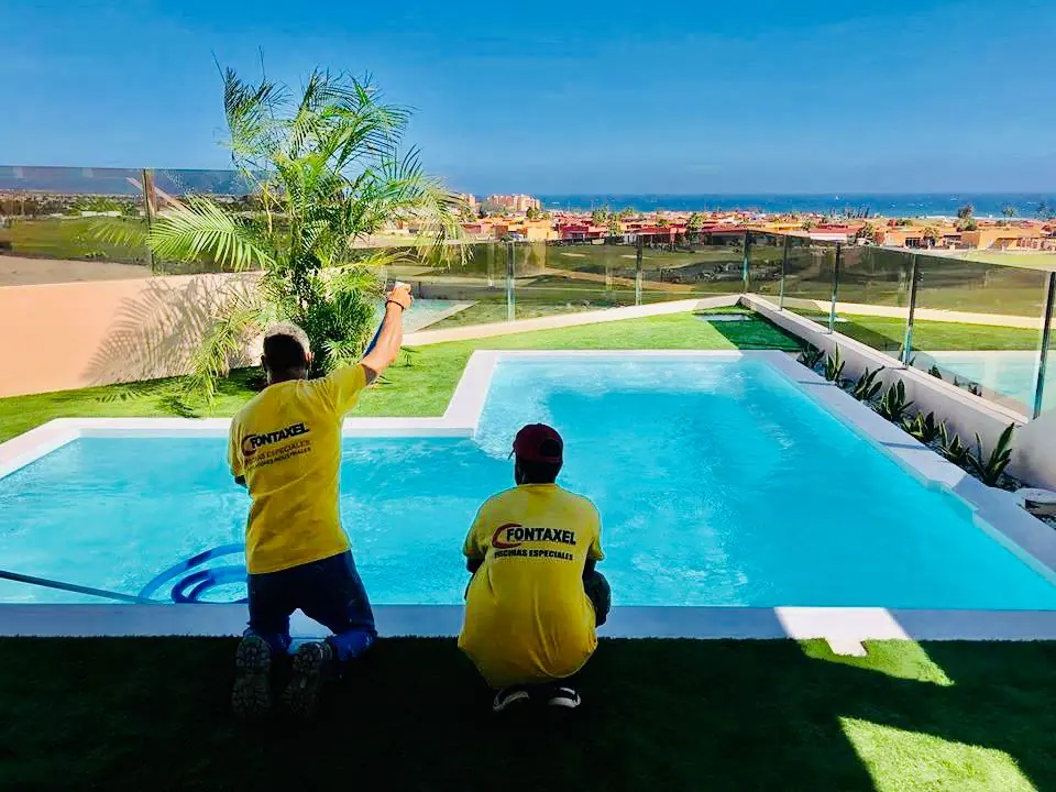 Equipo de Fontaxel trabajando en una piscina con vistas al mar