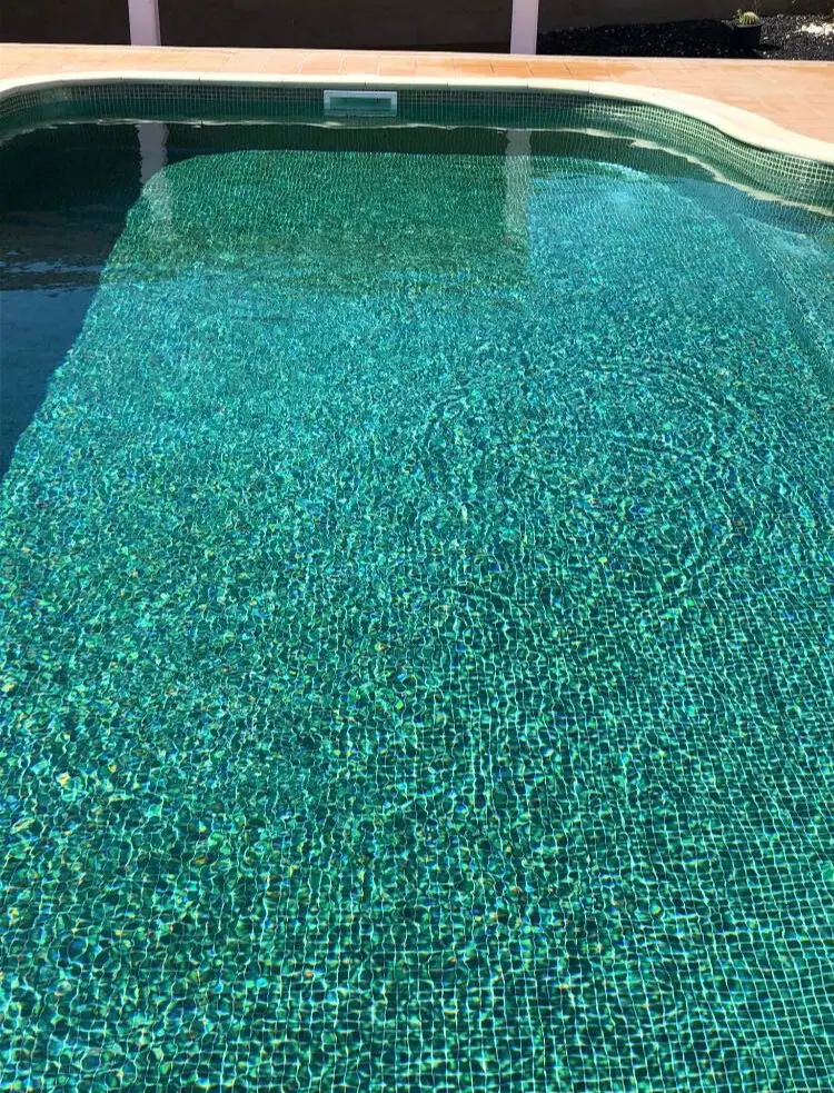 Agua cristalina en una piscina con revestimiento de gresite