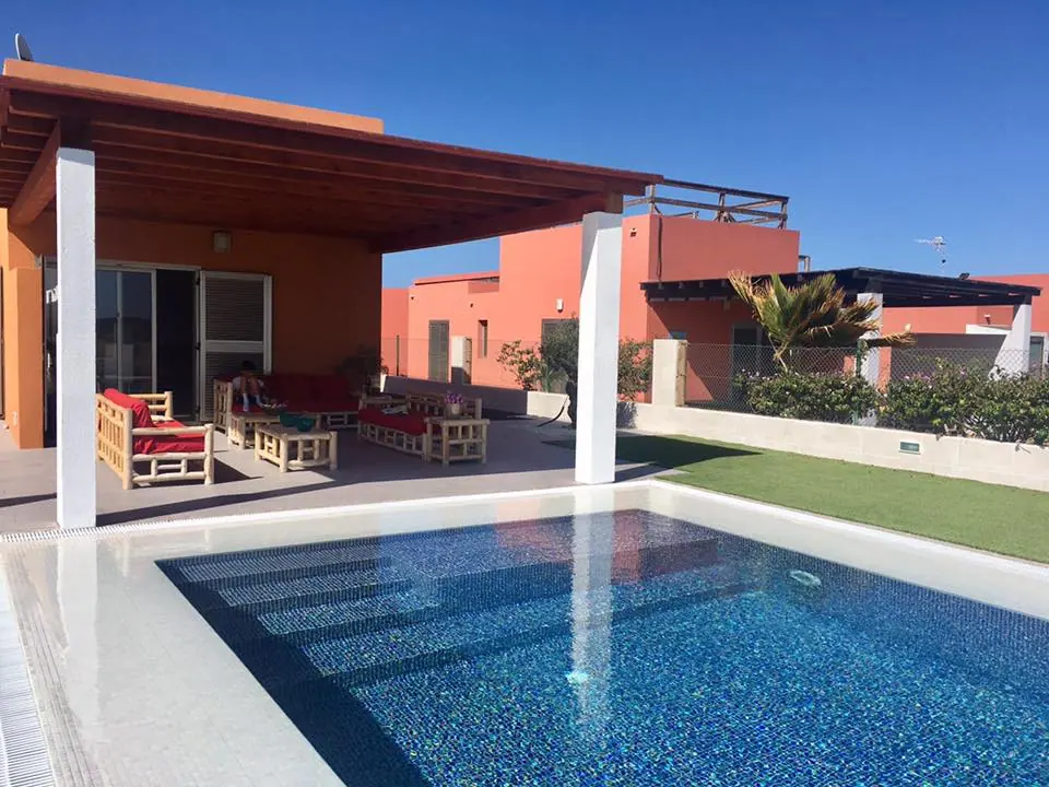 Piscina de gresite junto al porche de una vivienda en Fuerteventura