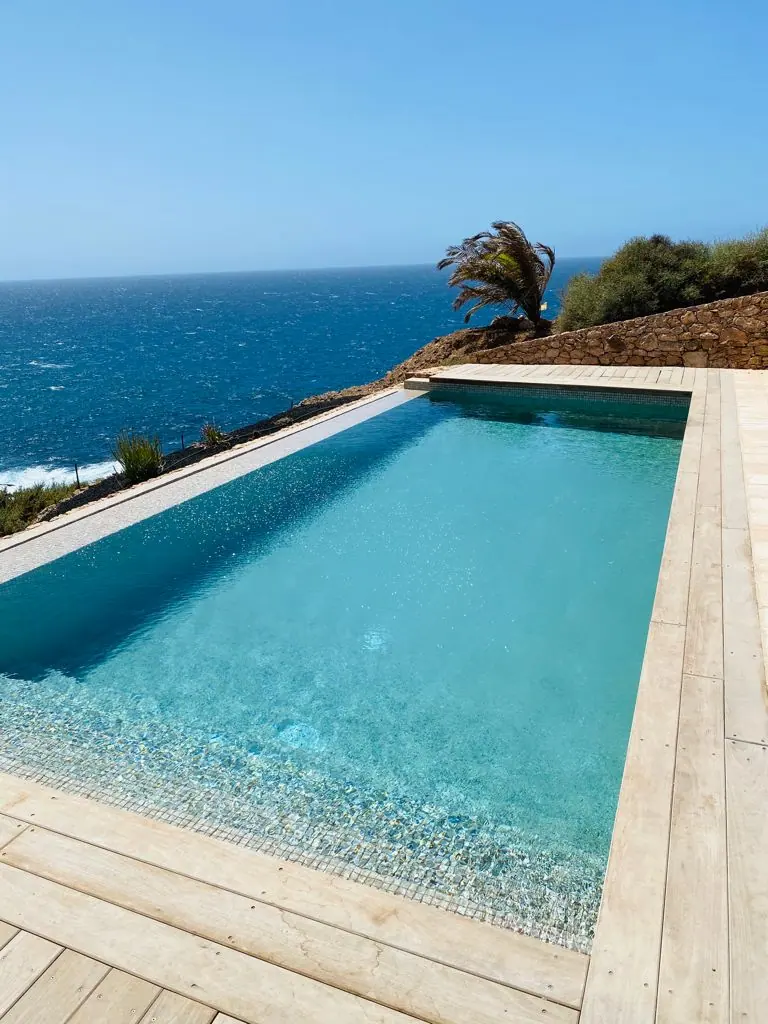 Piscina de gresite con vistas al océano en Fuerteventura