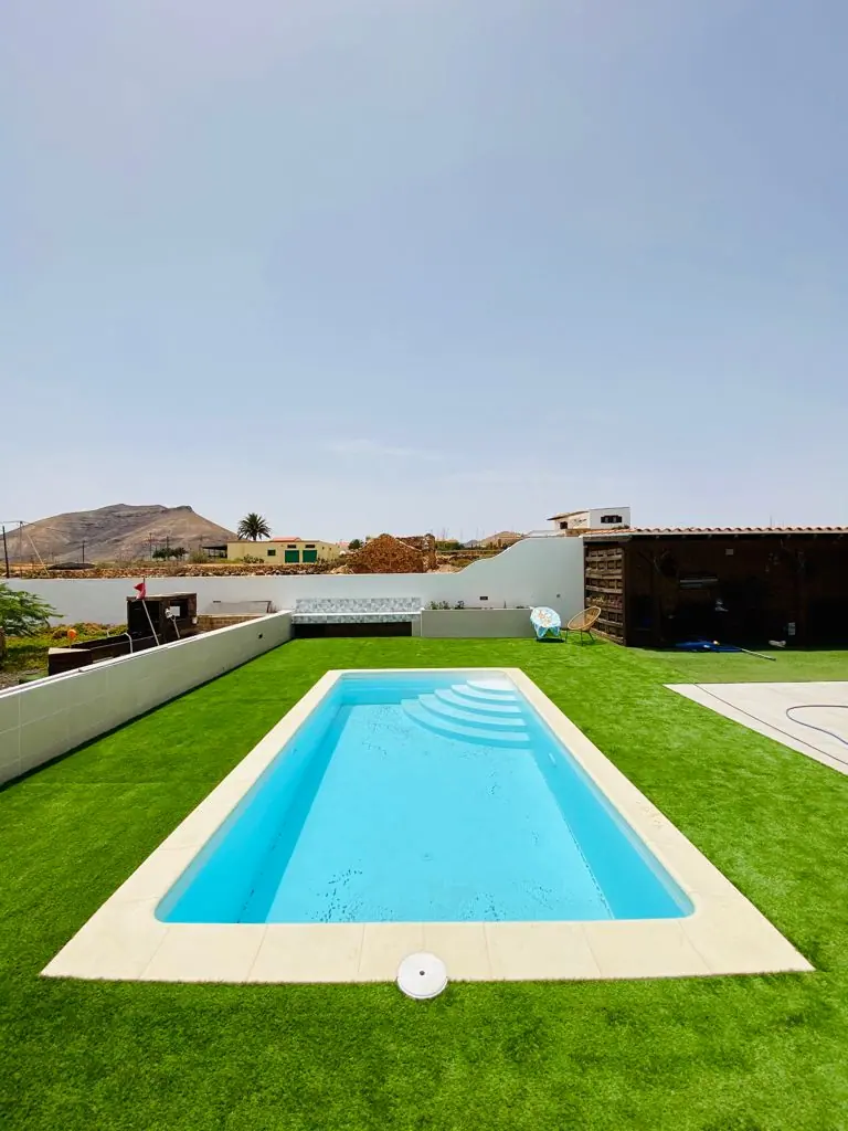 Piscina con escalera de obra y vistas a la montaña