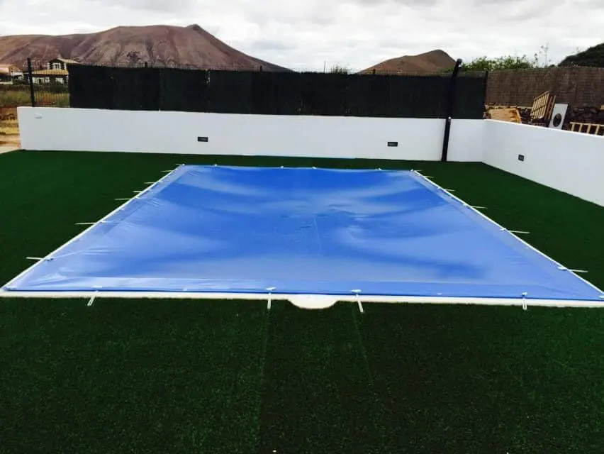 Piscina con cubierta de seguridad instalada